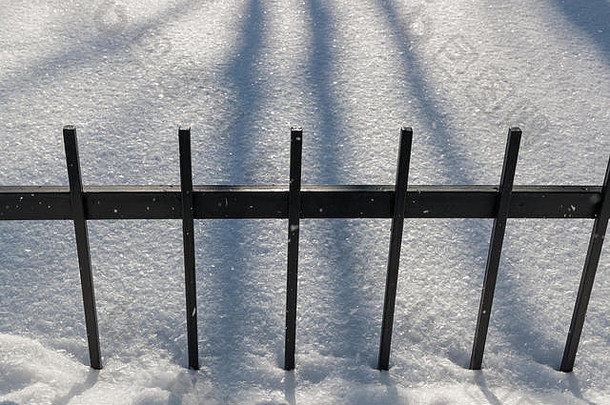 钢栅栏栅栏冬天白天