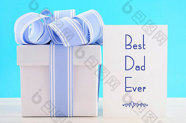 快乐父亲一天礼物蓝色的白色丝带爸爸问候卡白色木表格苍白的阿卡蓝色的后台