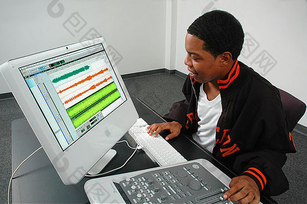 非洲美国黑色的年轻的男人。作曲安排记录音乐电脑