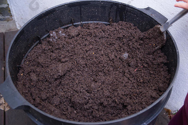 底托盘蠕虫混合机显示营养丰富的土壤生产蠕虫