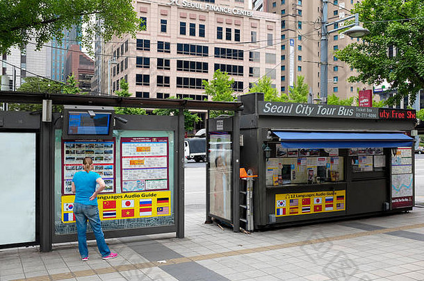 首尔城市之旅公共汽车票展位街首尔韩国