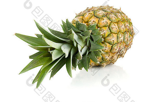 新鲜的多汁的菠萝孤立的白色背景