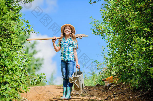 女孩孩子持有铲浇水春天园艺检查表助手浇水工具解决干院子里问题可移动的玫瑰温和的流园艺提示春天园艺