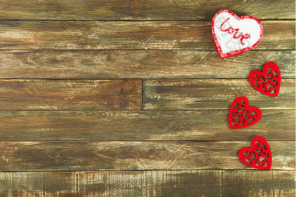 红色的白色心挂棕色（的）木背景浪漫的装饰情人节一天乡村复古的古董风格