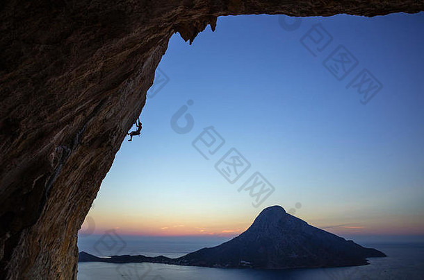 岩石登山者突出悬崖日落卡利姆诺斯岛希腊