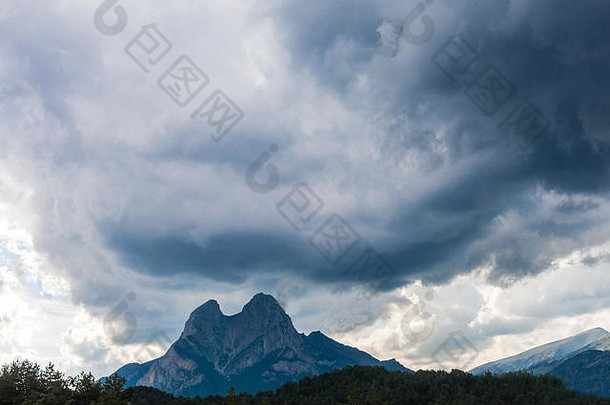 风暴接近图像佩德拉福<strong>卡</strong>山丘象征山加泰罗尼亚西班牙区bergada
