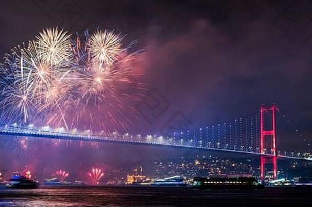 伊斯坦布尔火鸡一年庆祝活动伊斯坦布尔烟花伊斯坦布尔横跨博斯普鲁斯海峡桥7月烈士桥