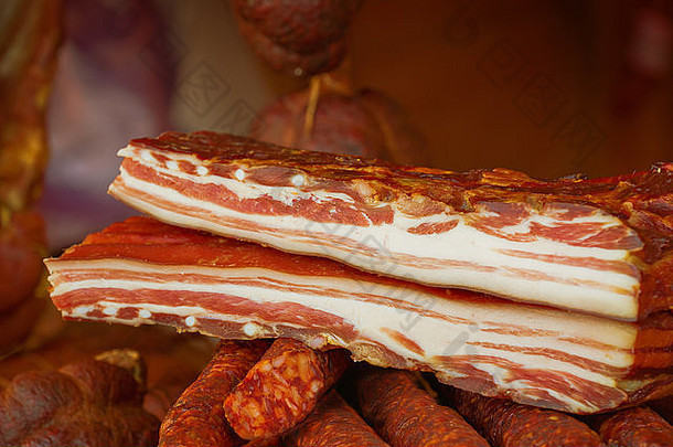 治愈培根堆栈烟熏保存猪肉肉被认为是美味食物文化