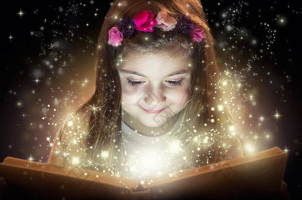 女孩阅读魔法书幻想概念