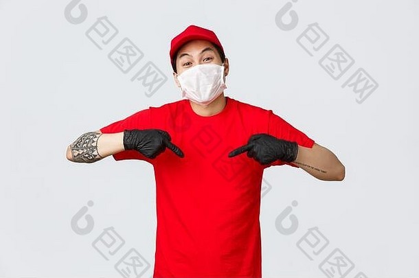 时间交付公司快递服务快乐的亚洲快递帽红色的t恤穿医疗面具手套保护