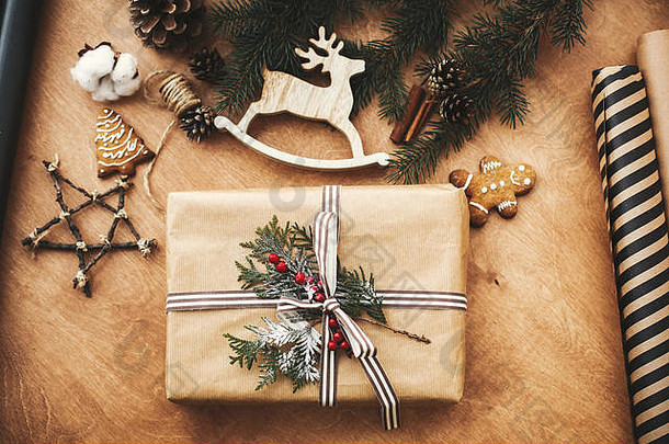快乐圣诞节乡村平躺时尚的圣诞节礼物盒子包装纸木驯鹿松分支机构视锥细胞姜饼饼干农村