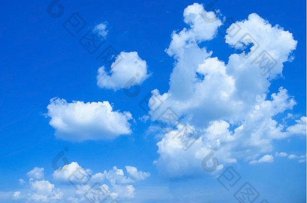 美丽的软白色云蓝色的天空的地方文本