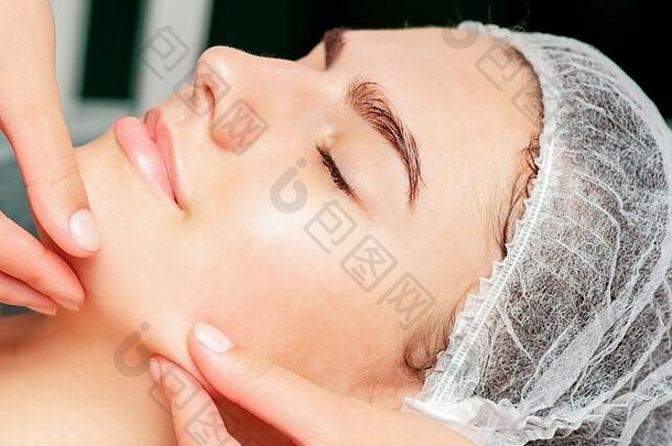 手指美容师检查皮肤脸年轻的女人<strong>抽脂</strong>术过程
