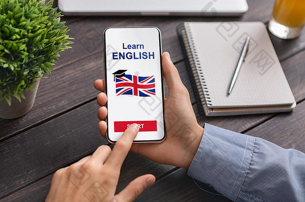 应用程序学习英语打开智能手机男人的手