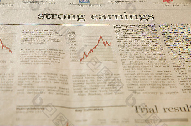 新闻纸股票市场金融图表显示轻微的增长标题强大的收益
