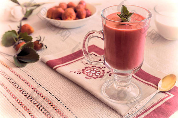 玻璃菜表格餐巾草莓奶昔薄荷花瓣草莓酸奶杯