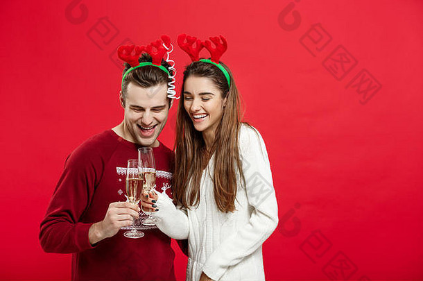 圣诞节概念快乐年轻的夫妇毛衣庆祝圣诞节香槟