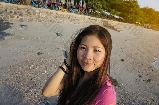 特写镜头肖像亚洲女人海滩背景