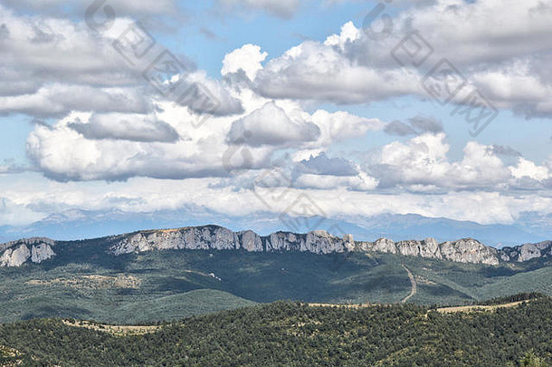 夏天景观典型的前比利牛斯山脉山普伊格monè黄色的草蓝色的多云的天空露西亚农村小镇西班牙
