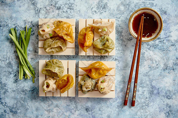 美味的混合类型中国人饺子服务木站