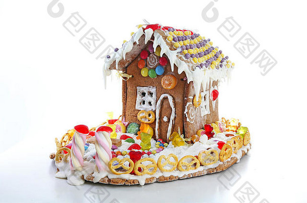 姜饼糖果糖房子仙女尾巴开心屋覆盖雪色彩斑斓的糖果自制的姜饼房子色彩斑斓的糖果装饰