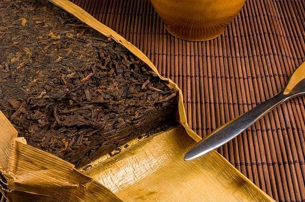 中国人按下普洱茶茶竹子叶包装茶刀特写镜头