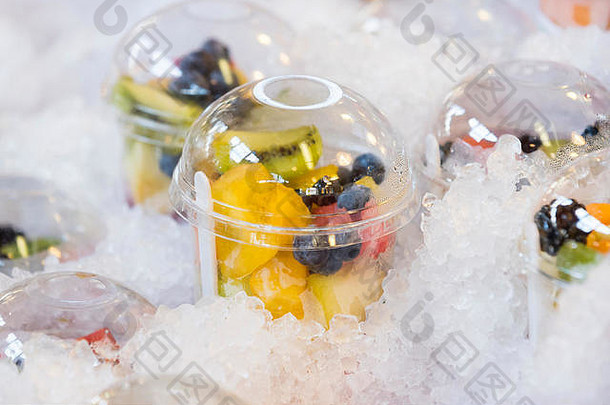 新鲜的水果塑料杯展示冰