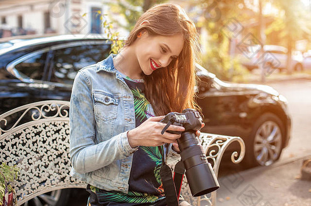 有吸引力的旅游女人摄影师相机户外城市街太阳耀斑