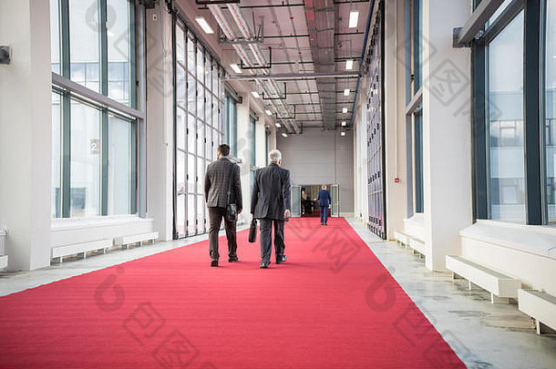 但走红色的地毯会议大厅