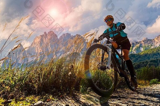 旅游骑自行车帷幕d ampezzo惊人的岩石山背景女人骑mtb复古流小道南提洛尔省意大利