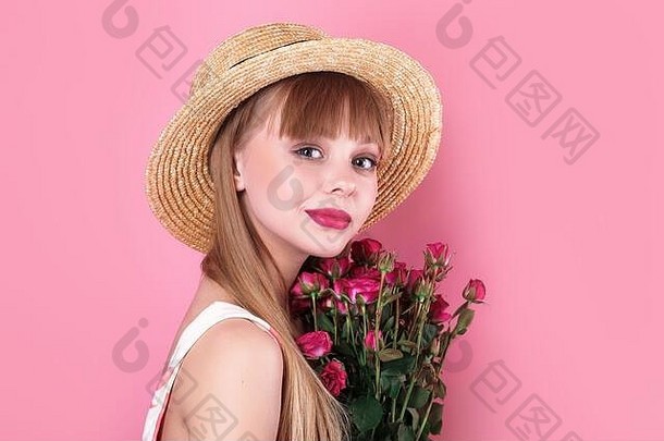 美金发女郎女人稻草他新鲜的花相机粉红色的背景
