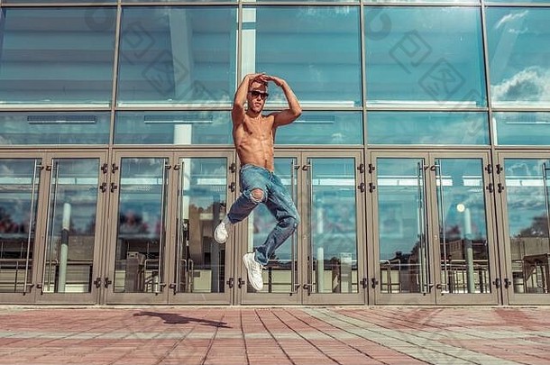 跳男人。肌肉发达的躯干年轻的的家伙舞者夏天城市跳舞街舞蹈现代青年风格时尚健身体育运动免费的空间