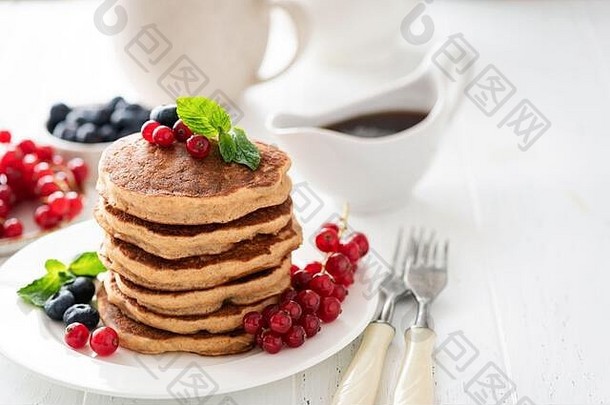小麦煎饼浆果白色表格健康的早餐堆栈煎饼复制空间白色背景
