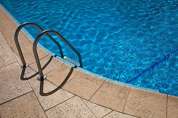 游泳池蓝色的<strong>水</strong>细节夏天时间