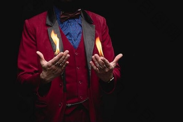 魔术师显示技巧火燃烧手掌手