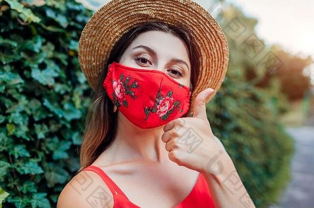 时尚的女人穿保护面具在户外冠状病毒科维德流感大流行夏天街