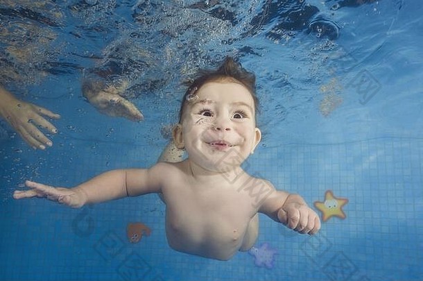 婴儿<strong>男孩</strong>学习游泳水下游泳池
