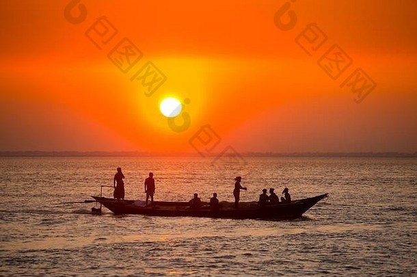 色彩斑斓的金日落海Fishermans返回首页鱼手动日落煳萨马吉海滩<strong>专区</strong>孟加拉国