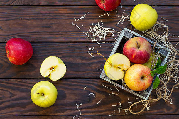 新鲜的多汁的苹果木表格生活饮食营养概念