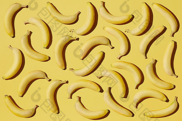 香蕉黄色的背景香蕉平躺