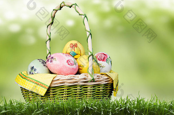 篮子复活节鸡蛋绿色背景