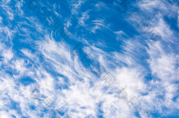 可爱的卷云云蓝色的<strong>天空图片</strong>完美的