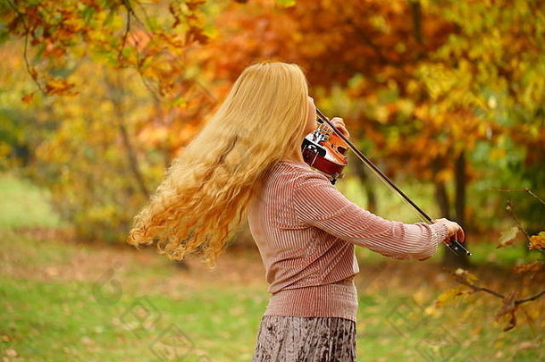 女孩戏剧小提琴秋天公园