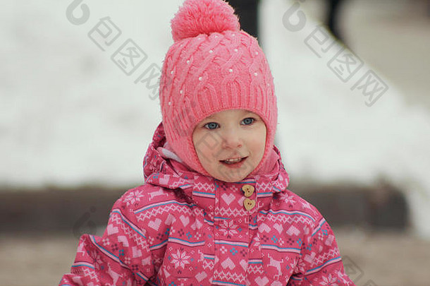 肖像可爱的女孩有趣的雪公园