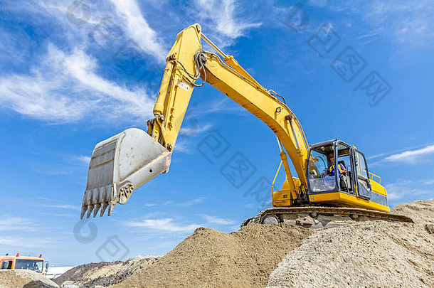 黄色的挖掘机使桩土壤拉地面堆建设网站项目进步