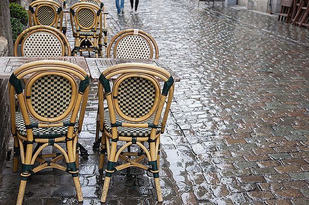 咖啡馆表椅子湿多雨的街布鲁塞尔比利时
