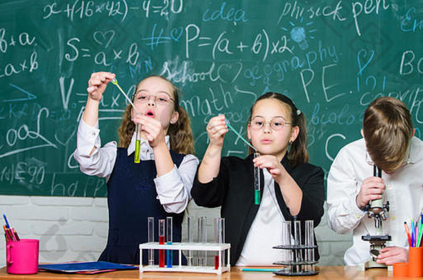 孩子们学校教训学生<strong>实验</strong>显微镜快乐儿童一天化学回来学校孩子们学习化学学校<strong>实验</strong>室问题
