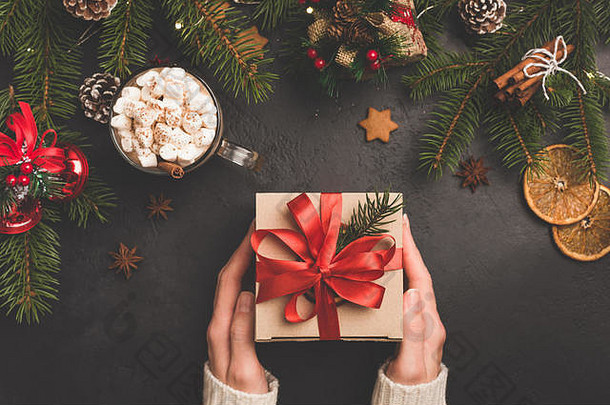 圣诞节礼物盒子工艺纸红色的丝带冬天假期一年圣诞节背景平躺作文人持有礼物盒子