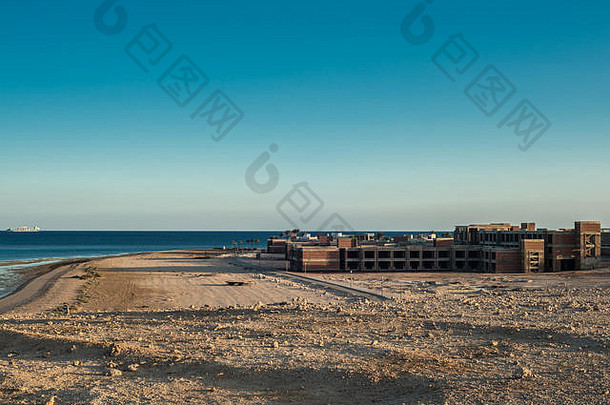 未完成的建筑酒店海岸红色的海