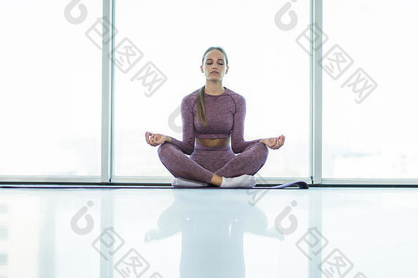 年轻的女人瑜伽构成窗户背景